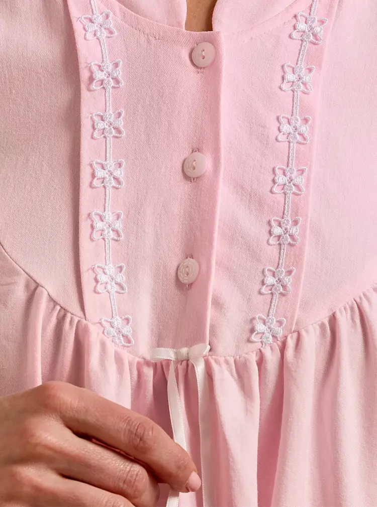 Klassisches Nachtkleid aus Baumwolltwill
