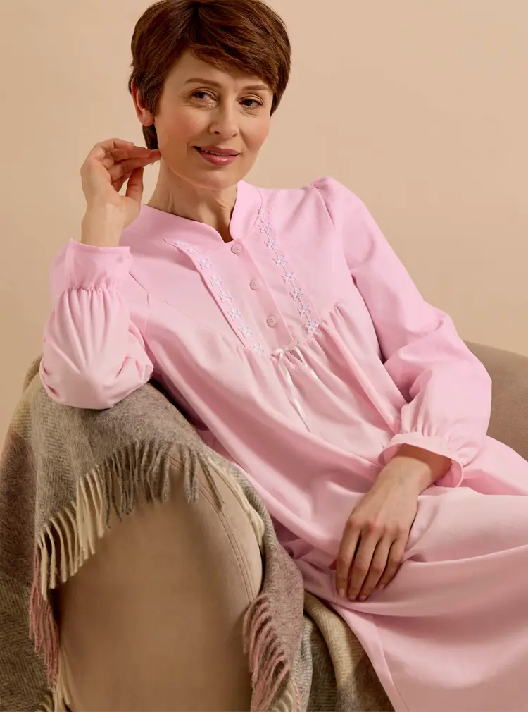 Klassisches Nachtkleid aus Baumwolltwill